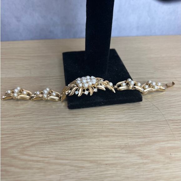 Vintage CROWN TRIFARI Pearl Rhinestone Domed Flower BRACELET Brushed Gold Tone - Picture 1 of 8